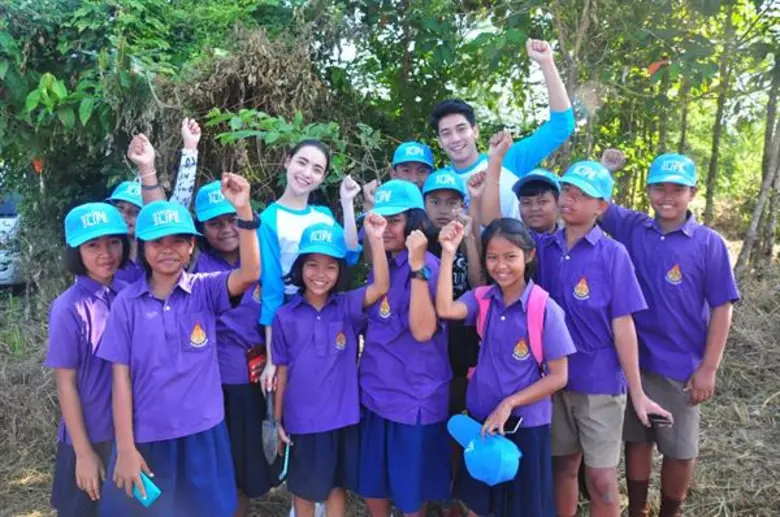 แก๊งพรีเซ็นเตอร์โครงการ "7 สี ปันรักให้โล...