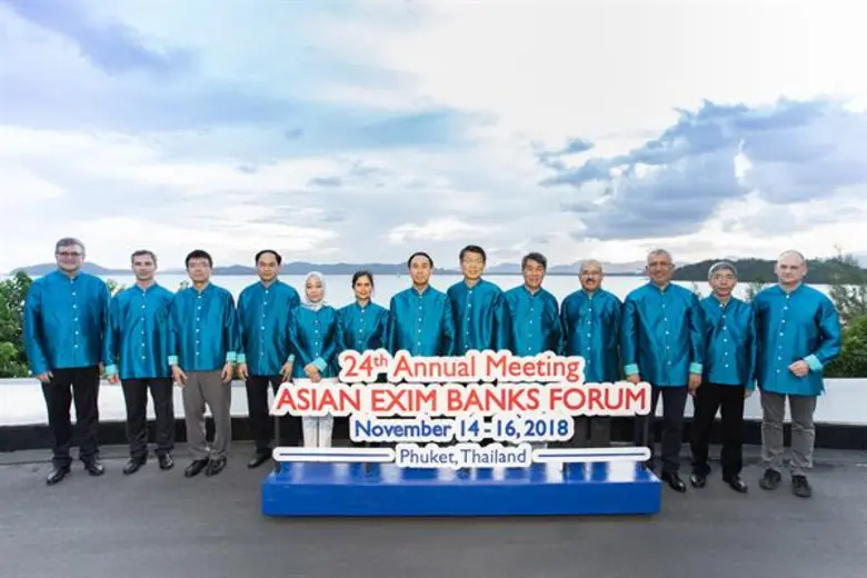 นายพิศิษฐ์ เสรีวิวัฒนา (กลาง) กรรมการผู้จัดการ ธนาค...