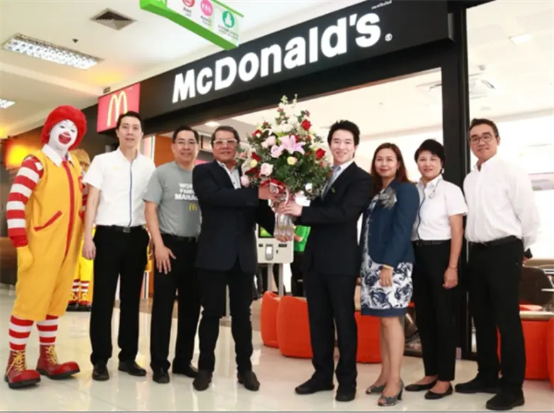 มร. เฮสเตอร์ ชิว (ที่ 4 จากซ้าย) ประธานกร...