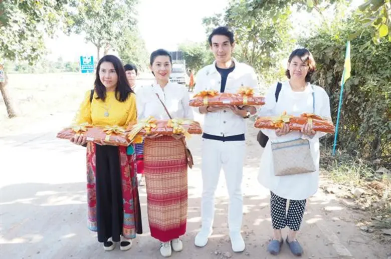 บอส-โตนนท์ และ ครีม ธิชาชา เป็นปลื้มสุดๆ ร่วมงานบุญกฐินวัดโนนศิลาอาส์น ได้ยอดรวม 1,020,000 บาท