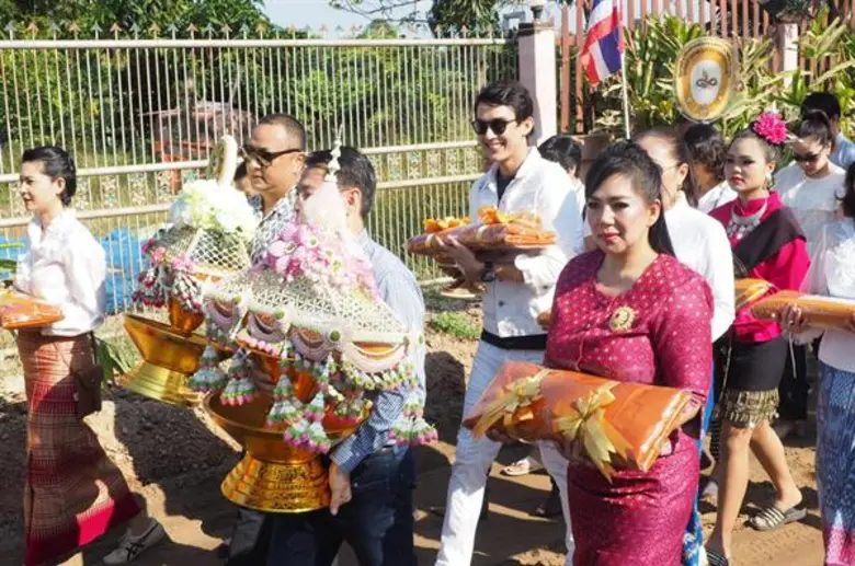 บอส-โตนนท์ และ ครีม ธิชาชา เป็นปลื้มสุดๆ ร่วมงานบุญกฐินวัดโนนศิลาอาส์น ได้ยอดรวม 1,020,000 บาท