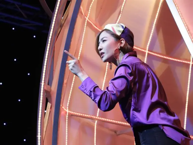 ทีวีไกด์:  รายการ “บัดดี้ตีไข่” นุ้ย – ซาร่า โดนเผาเละ กลางรายการ “บัดดี้ตีไข่”