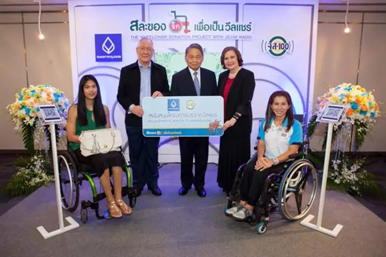 นายเดชา ตุลานันท์ ประธานกรรมการบริหาร (กล...