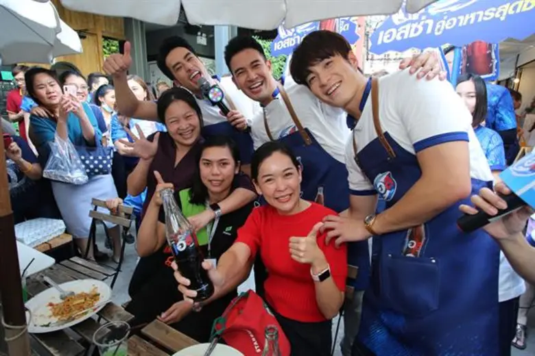 ซอยอารีย์แทบแตก!! “บอย – เกรท – อาเล็ก” กอดคอบุกร้านอาหาร เสิร์ฟความซ่าคู่อาหารสุดซี้ด ก่อนกระจายทัพความซ่าซี้ดทั่วประเทศ