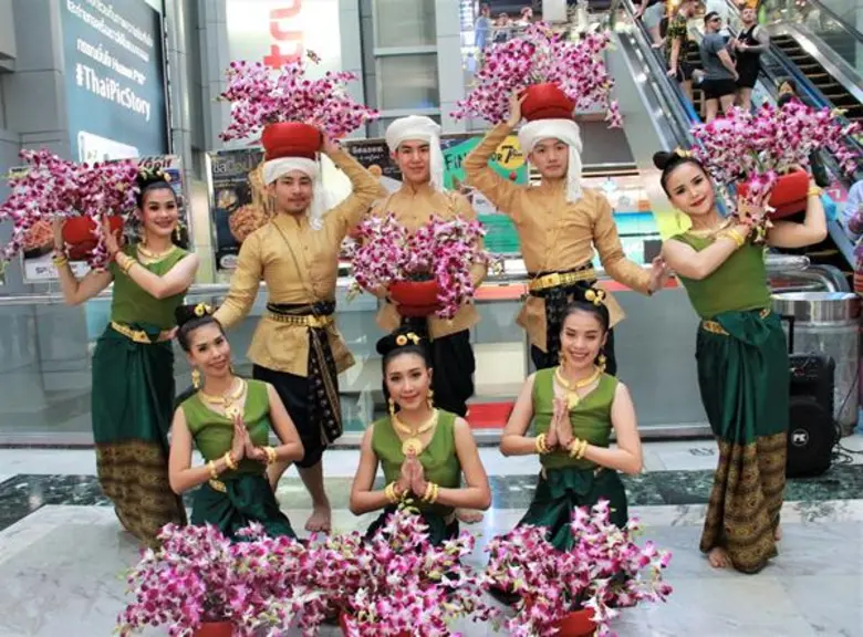 ศูนย์การค้า เอ็ม บี เค เซ็นเตอร์ จัด 4 เซอร์ไพรส์โชว์ศิลปะล้านนากลางห้าง สร้างความตื่นตาตื่นใจให้นักท่องเที่ยวในเทศกาลลอยกระทง