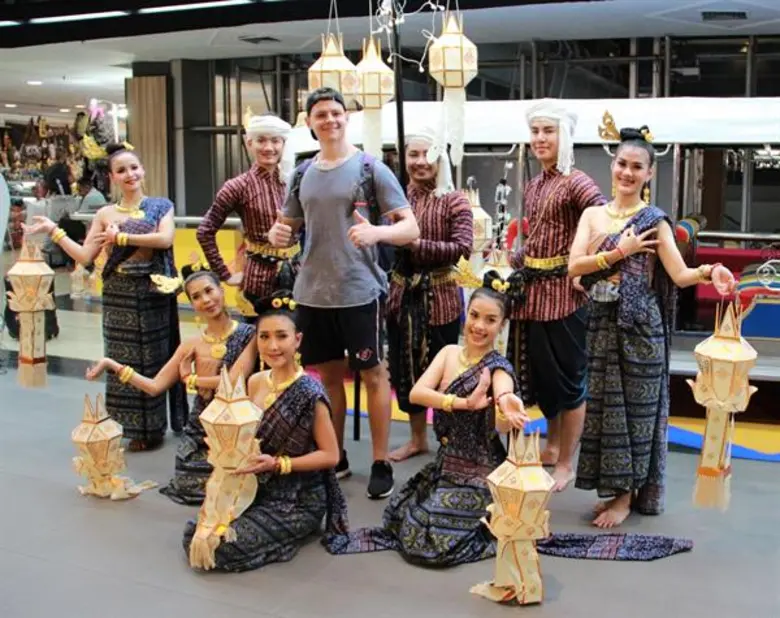 ศูนย์การค้า เอ็ม บี เค เซ็นเตอร์ จัด 4 เซอร์ไพรส์โชว์ศิลปะล้านนากลางห้าง สร้างความตื่นตาตื่นใจให้นักท่องเที่ยวในเทศกาลลอยกระทง