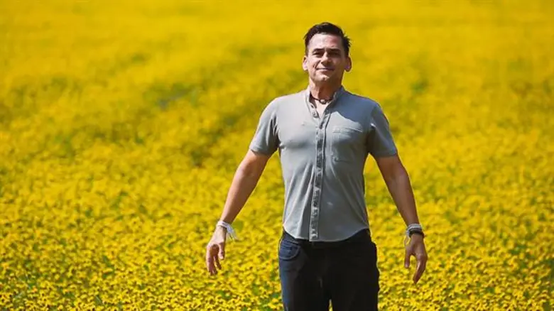 ล่องเรือรับแสงอรุณชมทะเลบัวแดงบานสะพรั่งแ...