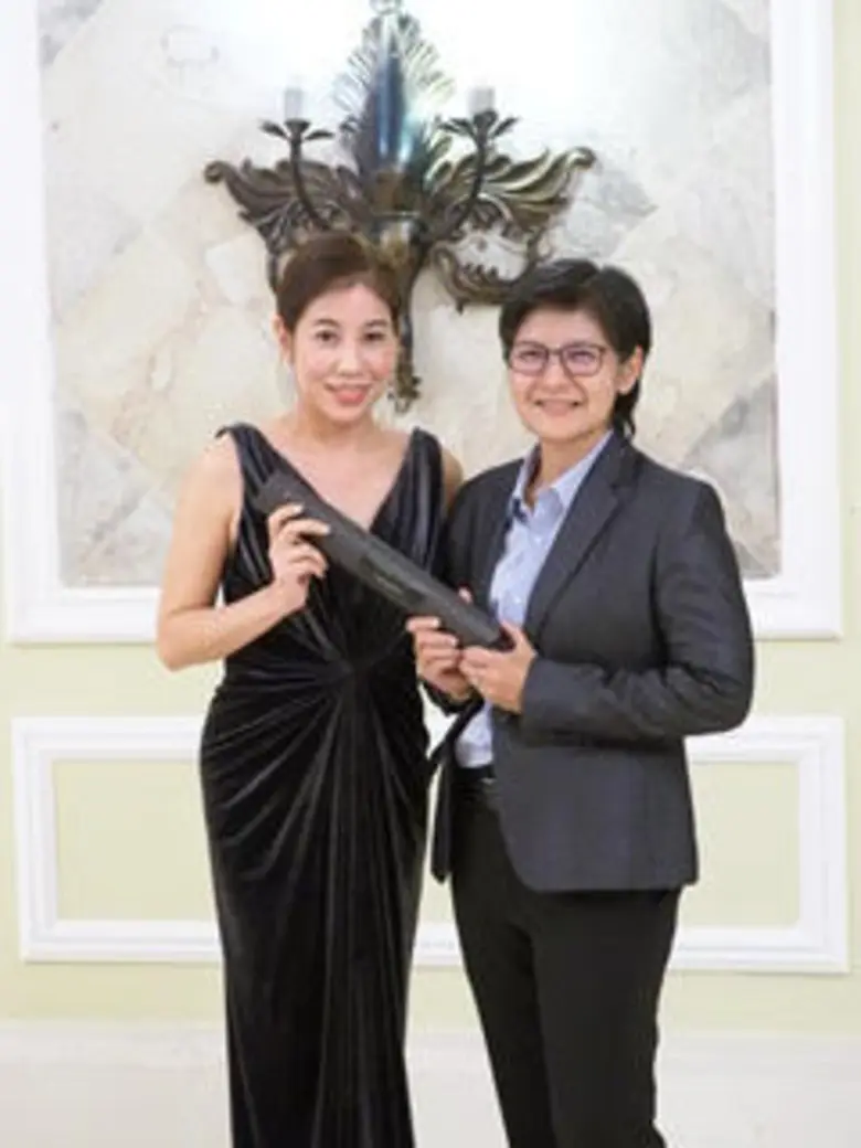 คุณสินีนารถ เองตระกูล ประธานกรรมการบริหาร โรงแรมเลอ มอนเต เขาใหญ่ เข้ารับรางวัล ผู้ชนะเลิศโรงแรมหรูในระดับภูมิภาคเอเชียตะวันออกเฉียงใต้