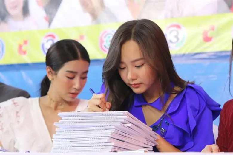 วันแรกแห่งการอคอย กับบรรยากาศเซ็นปฏิทินอย่างใกล้ชิด จากดารานักแสดงช่อง3..