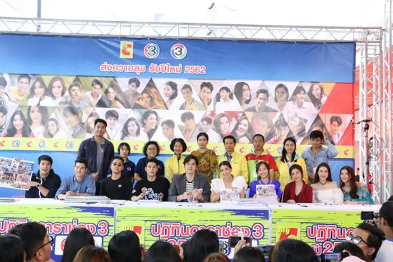 วันแรกแห่งการอคอย กับบรรยากาศเซ็นปฏิทินอย่างใกล้ชิด จากดารานักแสดงช่อง3..