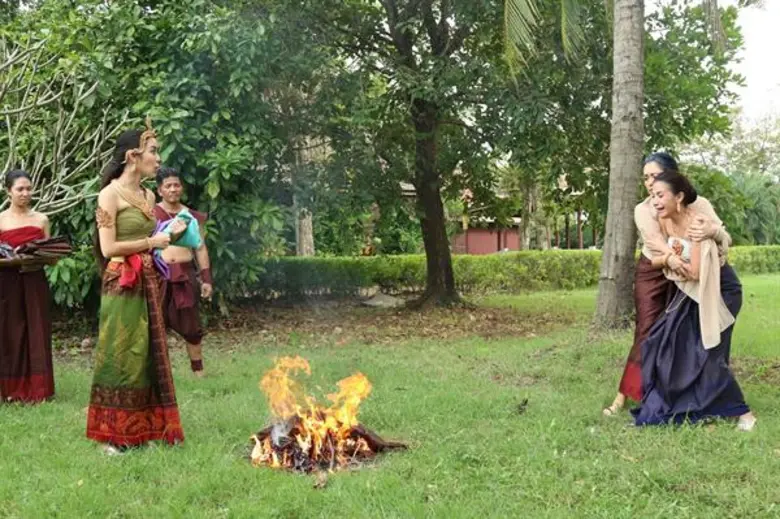 “ใบเตย” ปล่อยโฮ...แทบขาดใจ “ขนมจีน” เผาผ้าซิ่น พินาศคาตา!!!