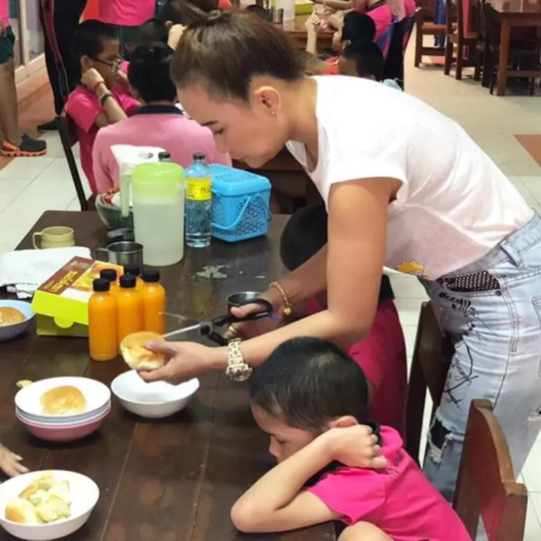 “ลูลู่ อาร์สยาม” แบ่งปันความสุข เลี้ยงอาหารน้องโรงเรียนบ้านเด็กรามอินทรา