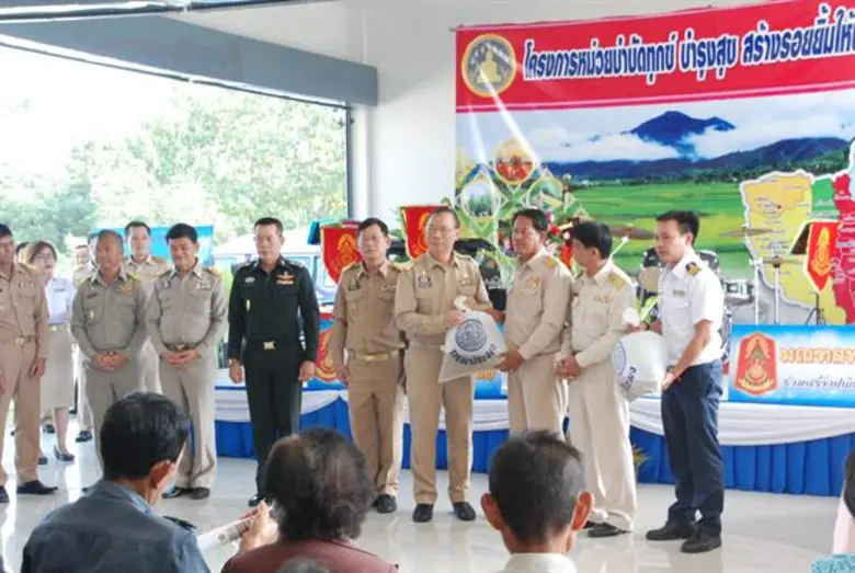 ผู้ว่าฯณรงค์ศักดิ์ มอบหนังสืออนุญาตให้เข้าทำประโยชน์ฯ (ส.ป.ก.4-01) และเมล็ดพันธุ์พืช พันธุ์ปลา ในโครงการหน่วยบำบัดทุกข์ บำรุงสุข สร้างรอยยิ้มให้ประชาชน จังหวัดพะเยา