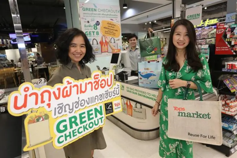 นางสาววัตินาพร บัณฑุชัย (ซ้าย) ผู้ช่วยกรร...