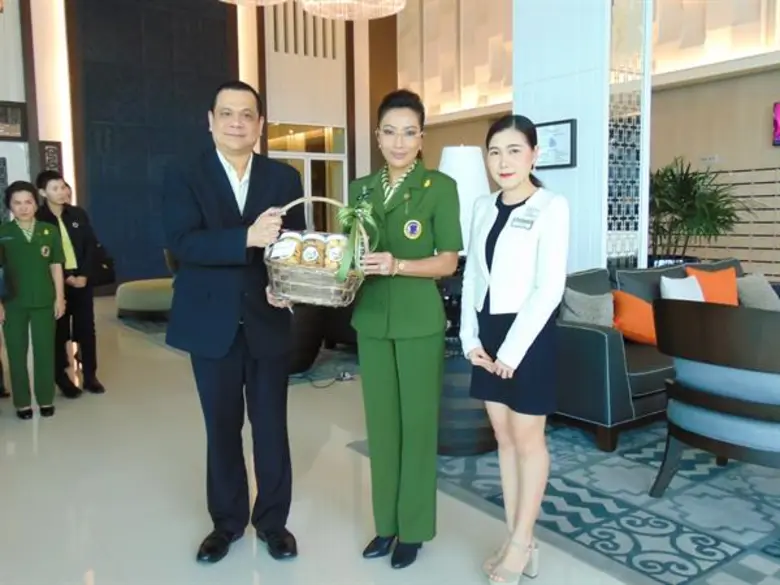 นายมกริน พรหมโยธี (ซ้าย) ผู้จัดการทั่วไปโ...