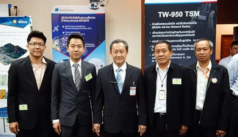 นายสาธิต รัฐเลิศกานต์ กลาง) รองกรรมการผู้...