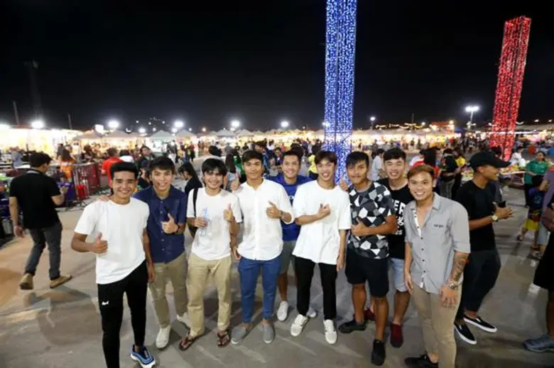 สุดคึกคักวันลอยกระทง “ตลาดนัดมะลิเลียบด่วนเมืองทอง” พร้อมกระทบไหล่แข้งดาวรุ่ง “กิเลนผยอง” ชุดแชมป์ ม.เอเชีย ร่วมงานสุดชื่นมื่น