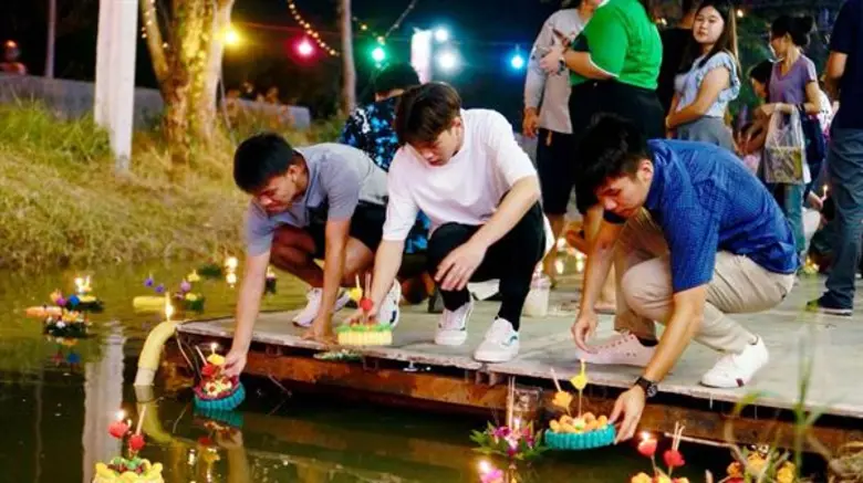 สุดคึกคักวันลอยกระทง “ตลาดนัดมะลิเลียบด่วนเมืองทอง” พร้อมกระทบไหล่แข้งดาวรุ่ง “กิเลนผยอง” ชุดแชมป์ ม.เอเชีย ร่วมงานสุดชื่นมื่น