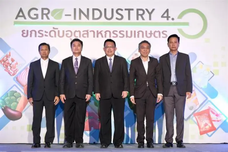 นายสมชาย หาญหิรัญ (กลาง) รัฐมนตรีช่วยว่าก...