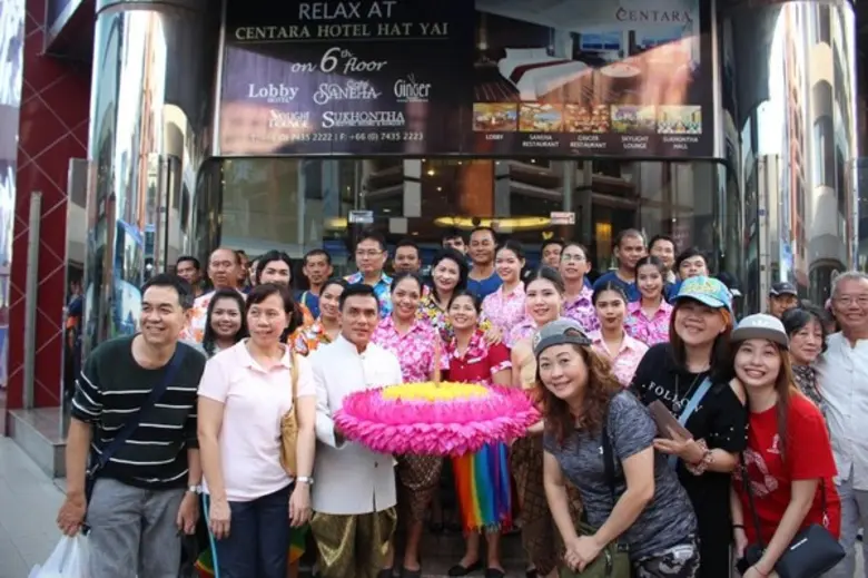 นายมนูญ วุฒิ ผู้จัดการทั่วไปนำผู้บริหารและพนักงาน โ...