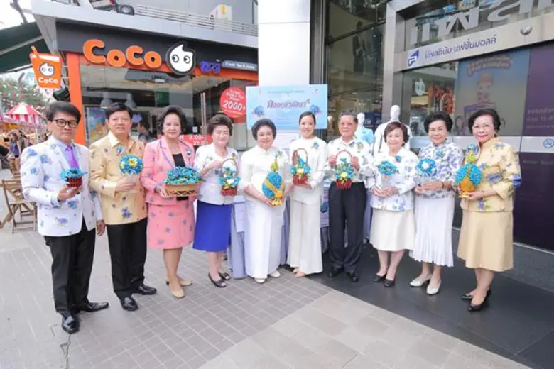 พลเอกสิงหา เสาวภาพ (ที่ 7 จากซ้าย) ประธาน...