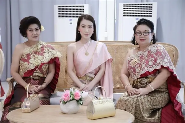 'ครูเอิร์น-จิรวรรณ’ นำชาวสาธิตกรุงเทพธนบุรีร่วมกิจกรรมวันลอยกระทง ประจำปี 2561