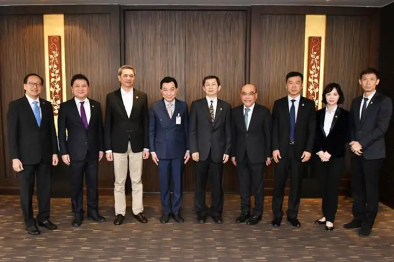 นายสุเมธ ดำรงชัยธรรม (ที่ 4 จากซ้าย) กรรม...