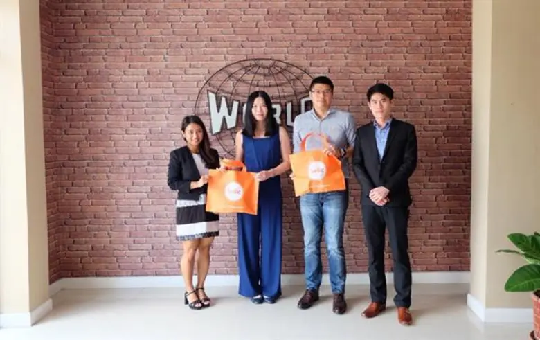 นายเอก สุวัฒนพิมพ์ (ลำดับที่ 2 จากขวา) ปร...