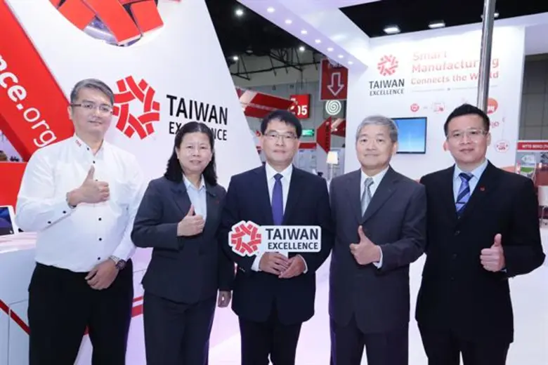 เจสัน สวี่ (กลาง) ผู้อำนวยการฝ่ายเศรษฐกิจ...