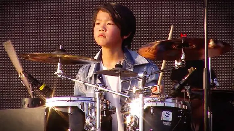 “น้องจีนส์ วิชญาพร” มือกลองวงร็อกรุ่นจิ๋วชื่อดัง OVERDOSE ขอเชิญพี่ป้าน้าอาสายดนตรีร่วมเฟ้นหาสิ่งของด้านดนตรีระดับคุณภาพ กับราคาที่ลด แลก แจก แถม ที่มากสุดถึง 50 %