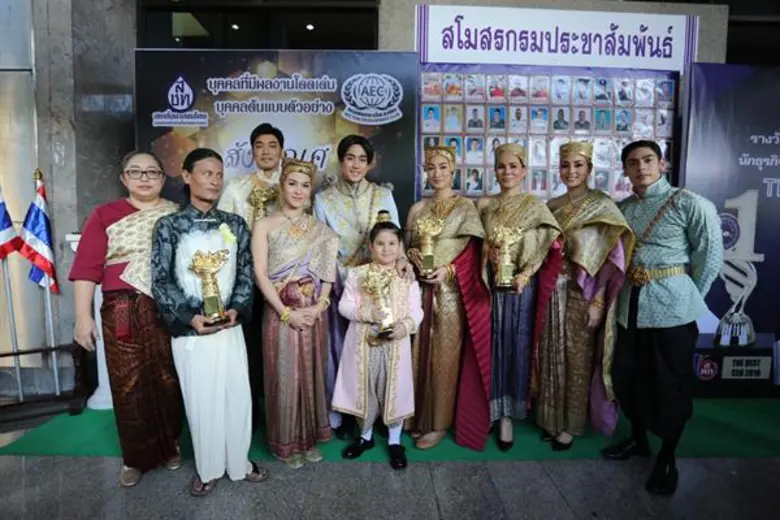 เรียกได้ว่าเดินสายรับรางวัลอย่างต่อเนื่อง...