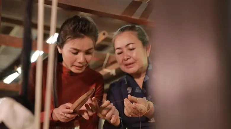 “ต่าย อรทัย” ชวนชมเสน่ห์ ผ้าไหมลาว  ในรายการ “ต่าย อรทัย สะบายดี”