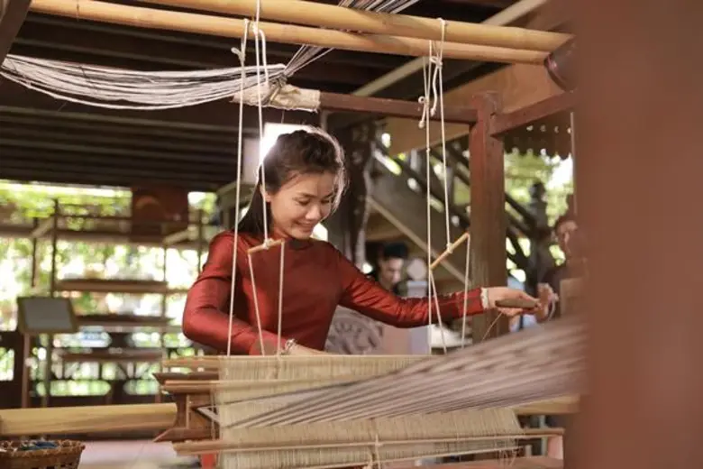 “ต่าย อรทัย” ชวนชมเสน่ห์ ผ้าไหมลาว  ในรายการ “ต่าย อรทัย สะบายดี”