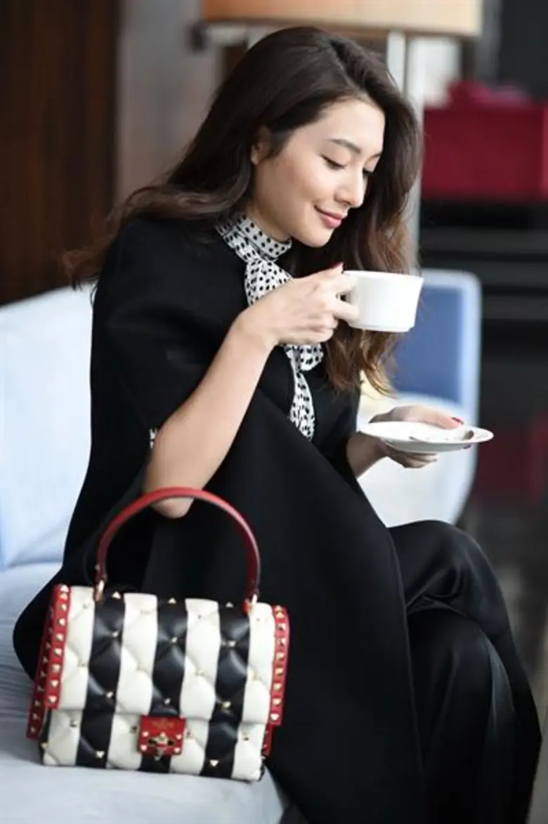 “มิว-นิษฐา” แต่งสวย First Day Look รับแสงแรกที่โตเกียว ดื่มด่ำกับเบรคฟาสต์อุ่นๆ ท่ามกลางใบไม้เปลี่ยนสี