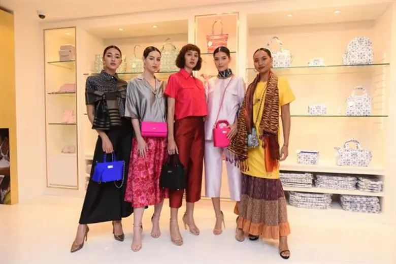 แพนเค้ก-เขมนิจ นำทีมยกทัพศิลปิน นักแสดง ร่วมเปิดตัว NaRaYa Flagship Store (นารายา แฟลกชิพ สโตร์) และ NaRaYa Tea Room (นารายา ทีรูม) แห่งแรกในไทย