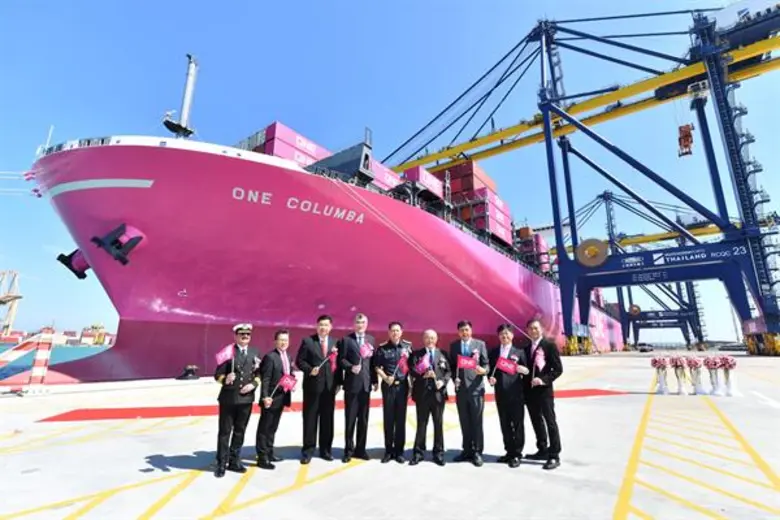 ในภาพจากซ้ายไปขวา : กัปตัน คานะ อานีล ผู้...