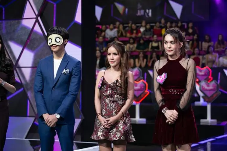 เอาสิ! “โทโมะ” เสน่ห์แรง โดนสาวรุมหอมแก้ม