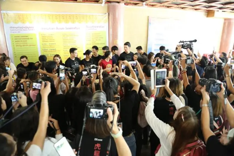 “เจมส์ มาร์”  “เดียร์น่า” นำทีมนักแสดง ไหว้เทพเจ้า เอาฤกษ์เอาชัย พร้อมทำบุญเปิดโรงทาน ในกิจกรรม “ชาติเสือพันธุ์มังกร ขอพรอิ่มบุญอิ่มใจ”