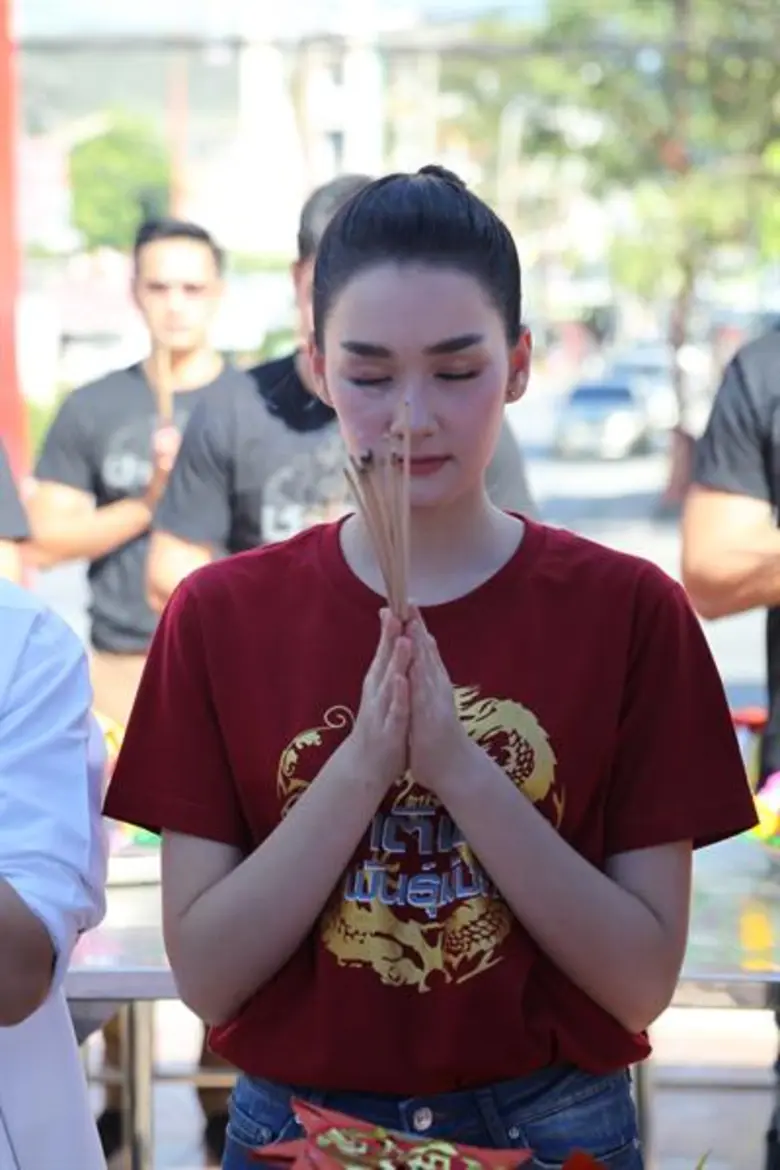 “เจมส์ มาร์”  “เดียร์น่า” นำทีมนักแสดง ไหว้เทพเจ้า เอาฤกษ์เอาชัย พร้อมทำบุญเปิดโรงทาน ในกิจกรรม “ชาติเสือพันธุ์มังกร ขอพรอิ่มบุญอิ่มใจ”