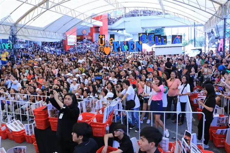 “เซ็นปฏิทินปีใหม่” ป๋อ-โป๊บ-เบล ปล่อยมุกกระจาย...!! ลั่นบิ๊กซี พระราม 2