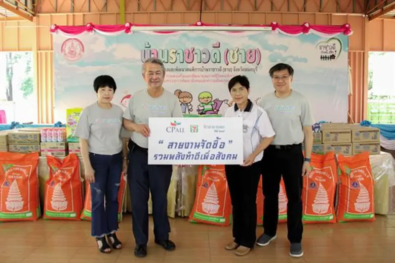 นายสกล เตชะสถาพร (ที่ 2 จากซ้าย) รองกรรมก...