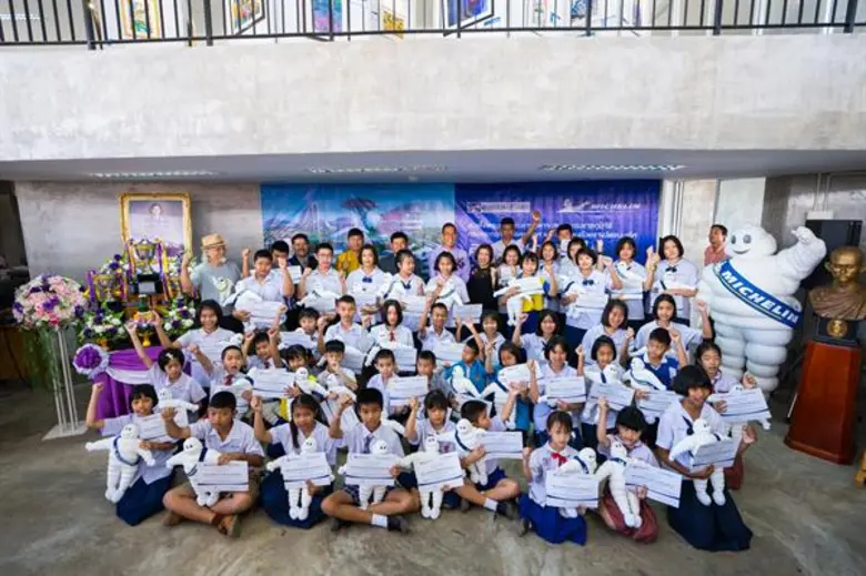 เด็กๆ จากโรงเรียนต่างๆ ทั่วประเทศ ซึ่งได้...