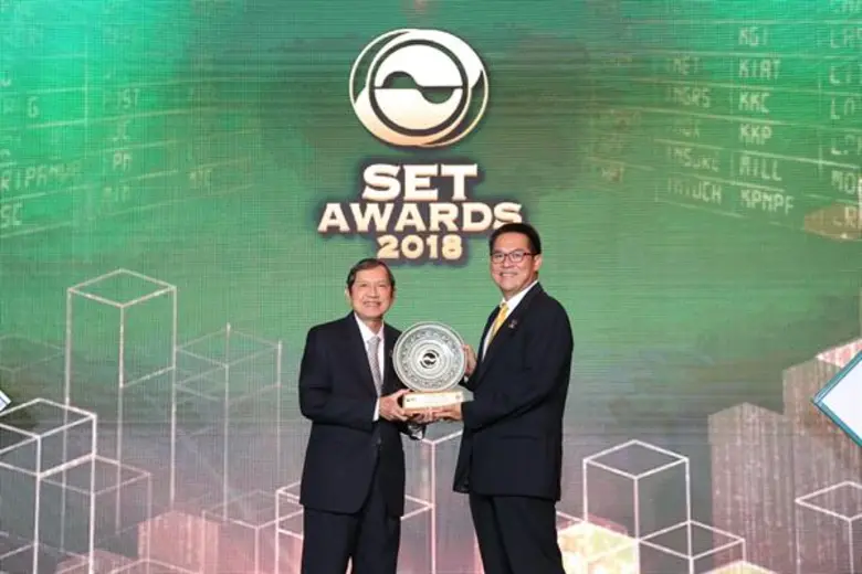 นายธัช ธงภักดิ์ (ขวา) กรรมการผู้จัดการ บร...