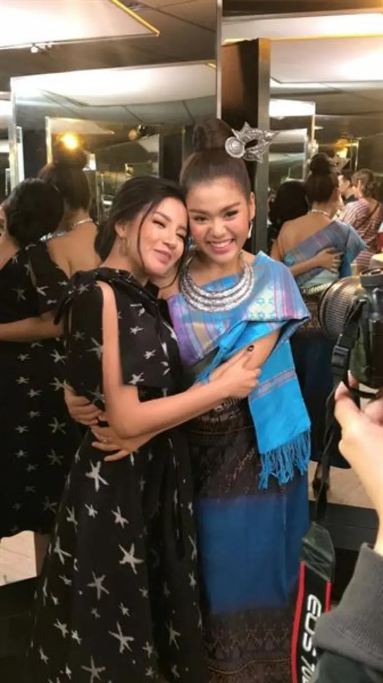 รุ่นพี่ ใบเตย อาร์สยาม บุกกองเอ็มวี ต้องมีคนชดใช้ ชื่นชมนอกหน้าจน ธัญญ่า อาร์สยาม เขิน!