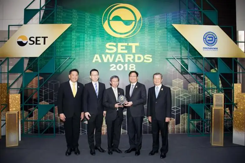 นายวีระ วุฒิคงศิริกูล (กลาง) รองกรรมการผู...