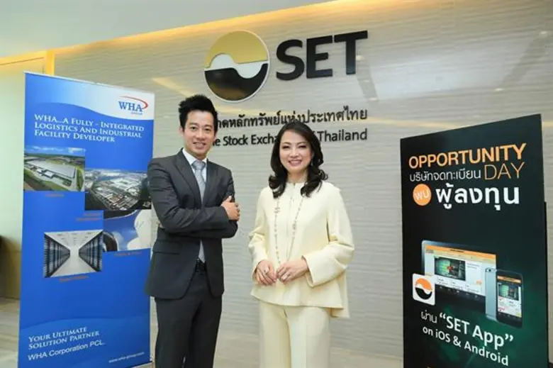 นางสาวจรีพร จารุกรสกุล (ขวา) ประธานคณะกรร...