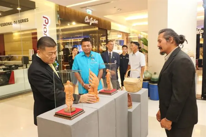 เลขาธิการ ส.ป.ก. ร่วมเป็นเกียรติในพิธีเปิดนิทรรศการ “สกุลช่าง ศูนย์ศิลปาชีพ บางไทรฯ” ที่ ศูนย์การค้าสยามพารากอน เขตปทุมวัน กรุงเทพมหานคร