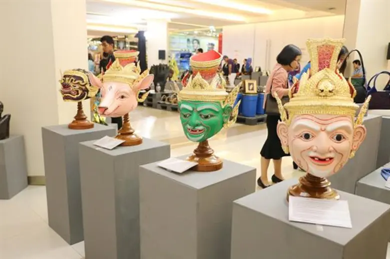 เลขาธิการ ส.ป.ก. ร่วมเป็นเกียรติในพิธีเปิดนิทรรศการ “สกุลช่าง ศูนย์ศิลปาชีพ บางไทรฯ” ที่ ศูนย์การค้าสยามพารากอน เขตปทุมวัน กรุงเทพมหานคร