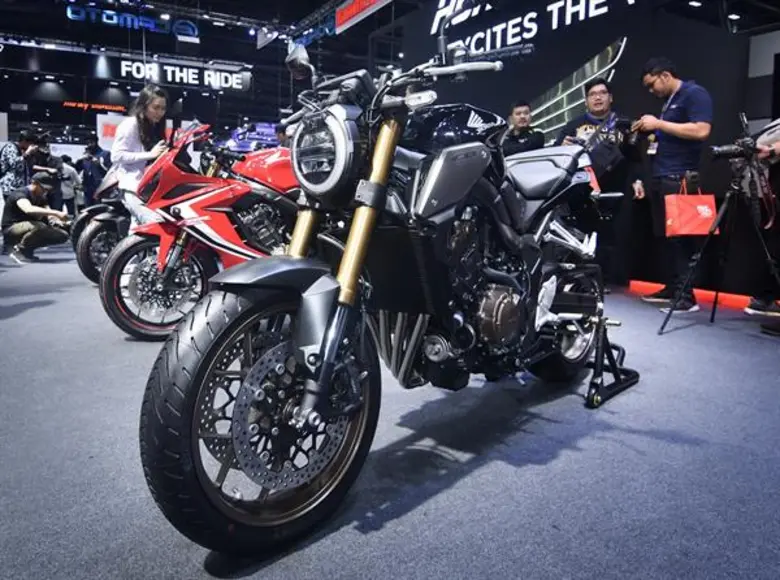 ฮอนด้า ยกทัพใหญ่ส่งท้ายปีบุกงาน “มอเตอร์ เอ็กซ์โป 2018” พร้อมเปิดตัวบิ๊กไบค์ 500 Series โฉมใหม่ และ CBR650R, CB650Rเอาใจสายสปอร์ต ให้คนไทยได้ใช้เป็นประเทศแรกของโลก พร้อมจัดเต็มโปรโมชั่นพิเศษสุดแห่งปี ดาวน์ 0% หลายรุ่นมากมาย