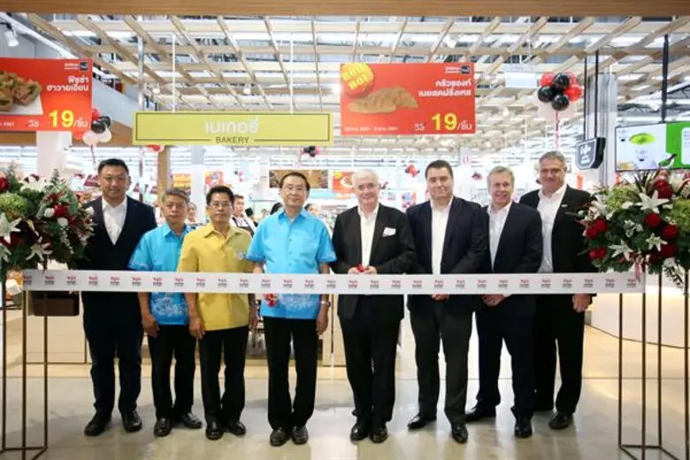 มร.ปาสคาล บิลโลว์ (ที่4 จากขวา) ประธานเจ้...